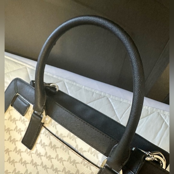 🔥BUNDLE of 4 pieces Authentic Michael Kors Center Stripe - A STEAL OF A DEAL 🔥 - Picture 7 of 16